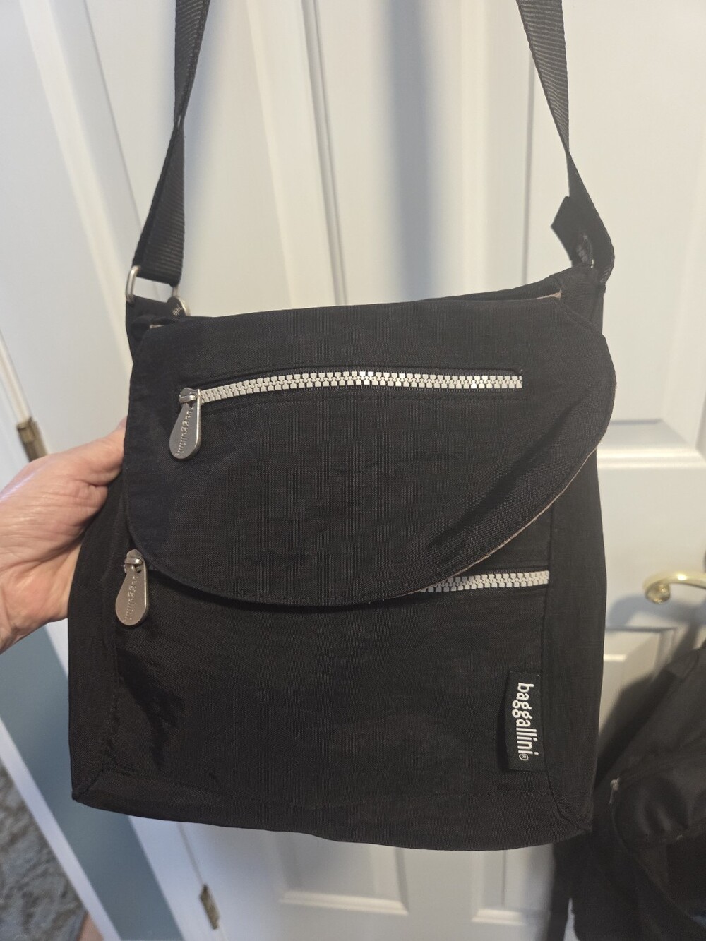 Baggallini black crossbody purse